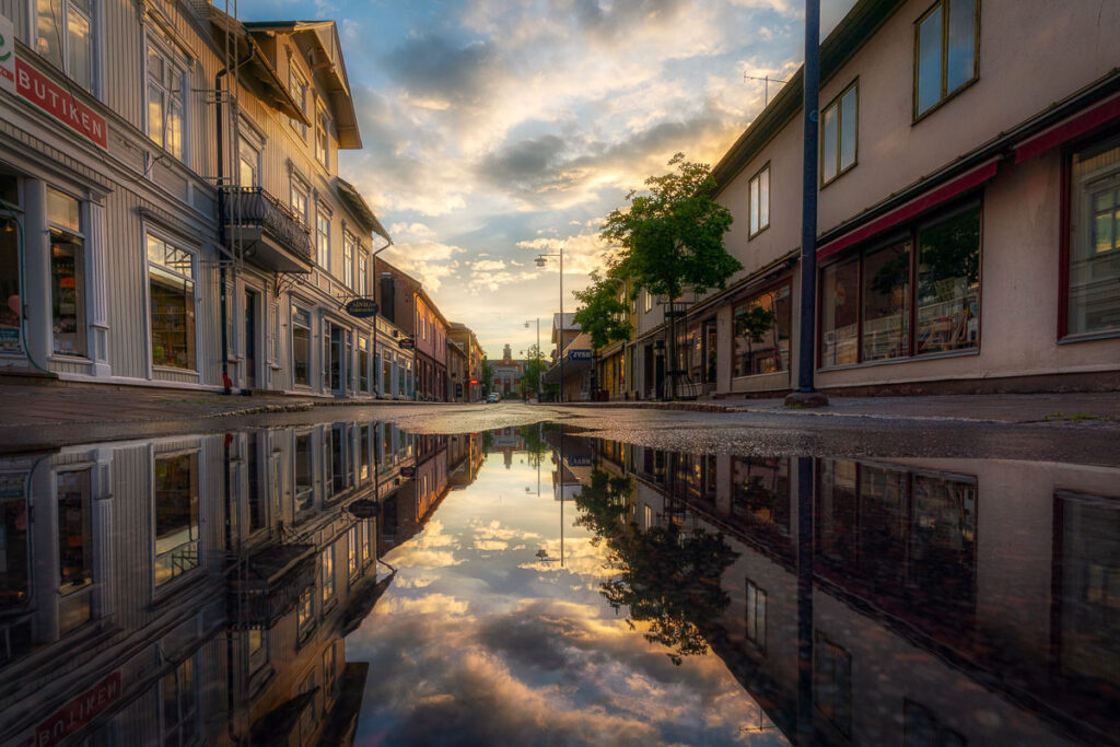 Dramatisk reflektion av Storgatan i Arvika