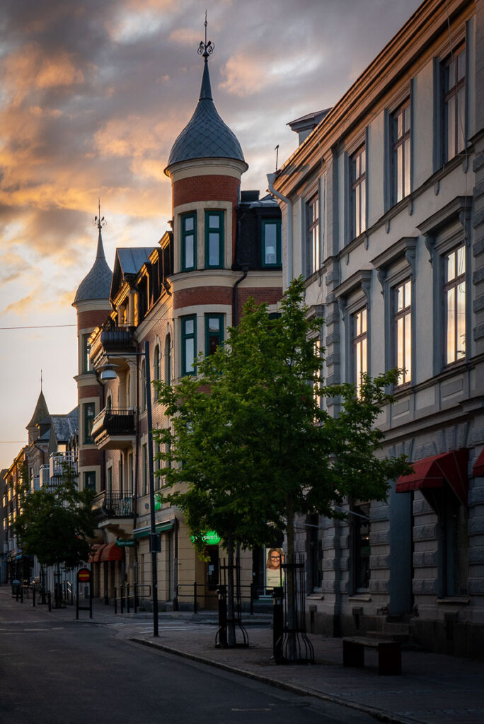 Solnedgång på Storgatan Arvika med tornhusen