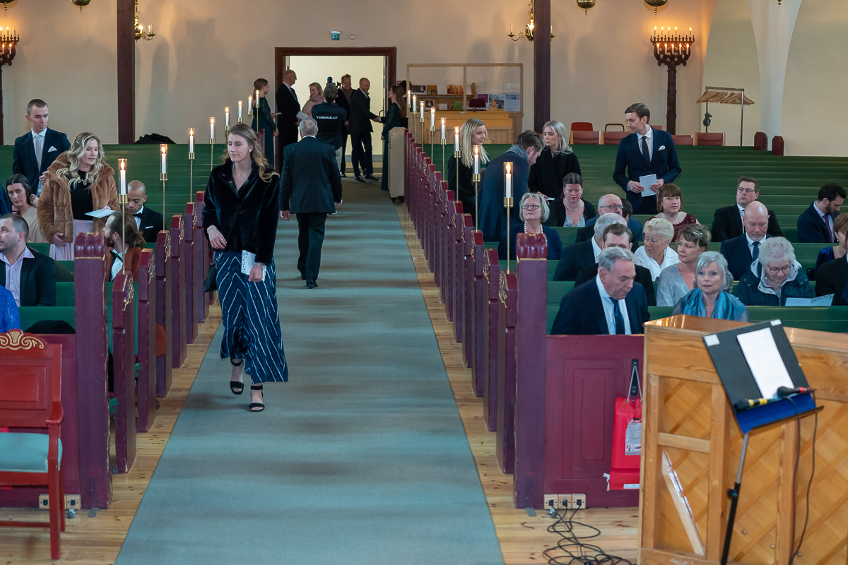 Gäster anländer till bröllop i Trefaldighetskyrkan i Arvika