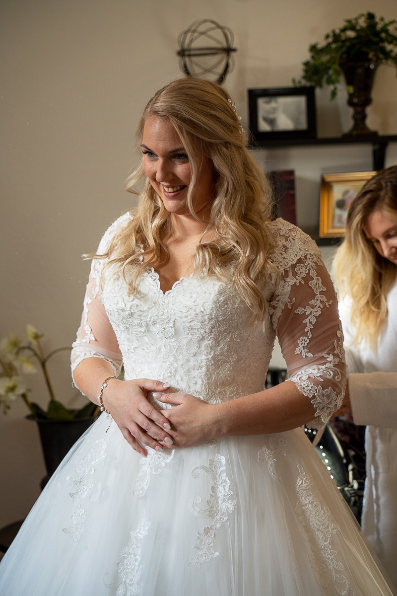 Bruden iklädd brudklänning på Scandic hotell i Arvika