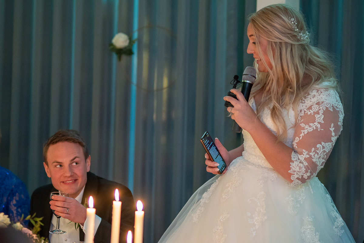 Bruden håller tal för brudgummen på Scandic hotell i Arvika