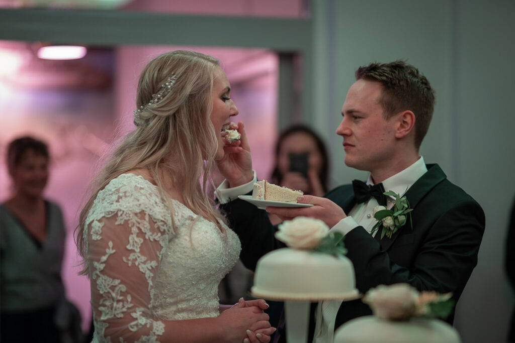 Brudgummen matar bruden med tårta på Scandic hotell i Arvika