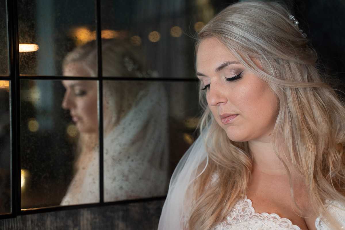 bruden och spegelbild av bruden i restaurangen på Scandic hotell i Arvika