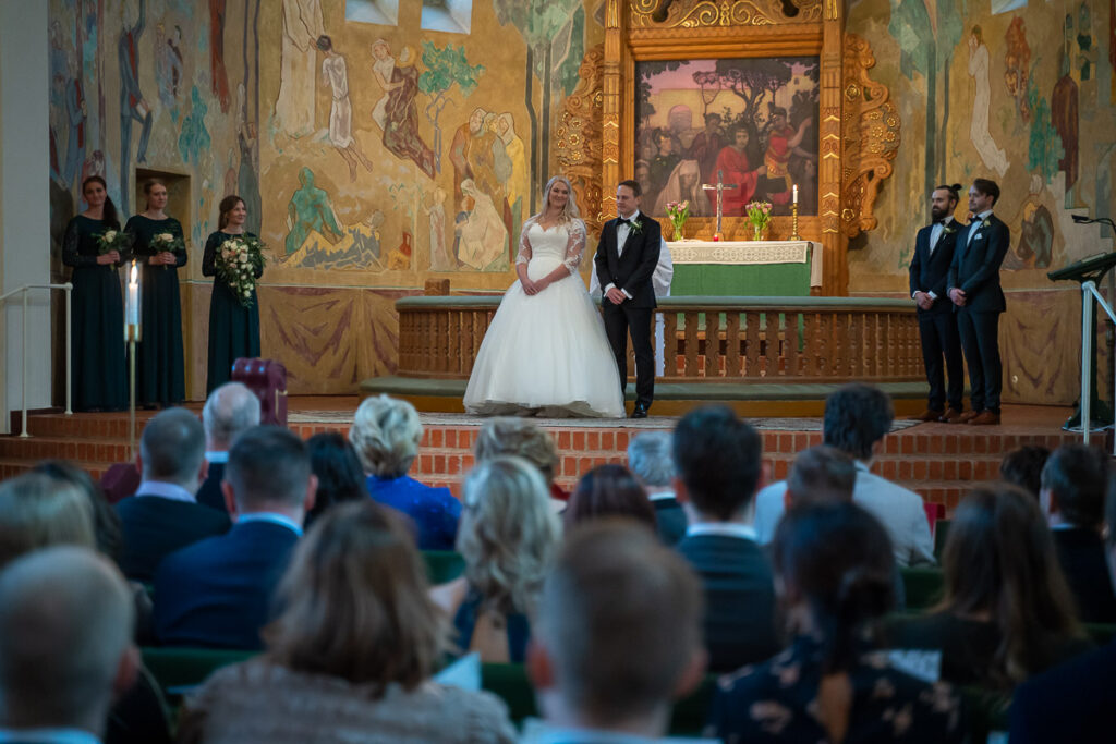 Bröllopsparet lyssnar till sång i Trefaldighetskyrkan i Arvika