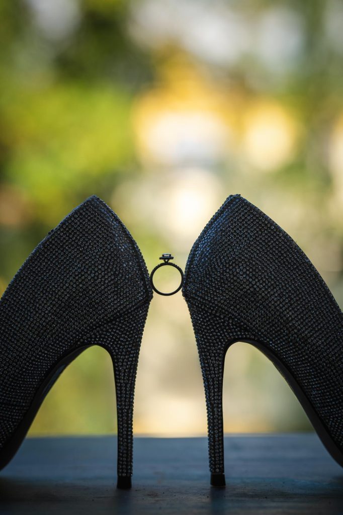 Vigselring mellan två högklackade skor.