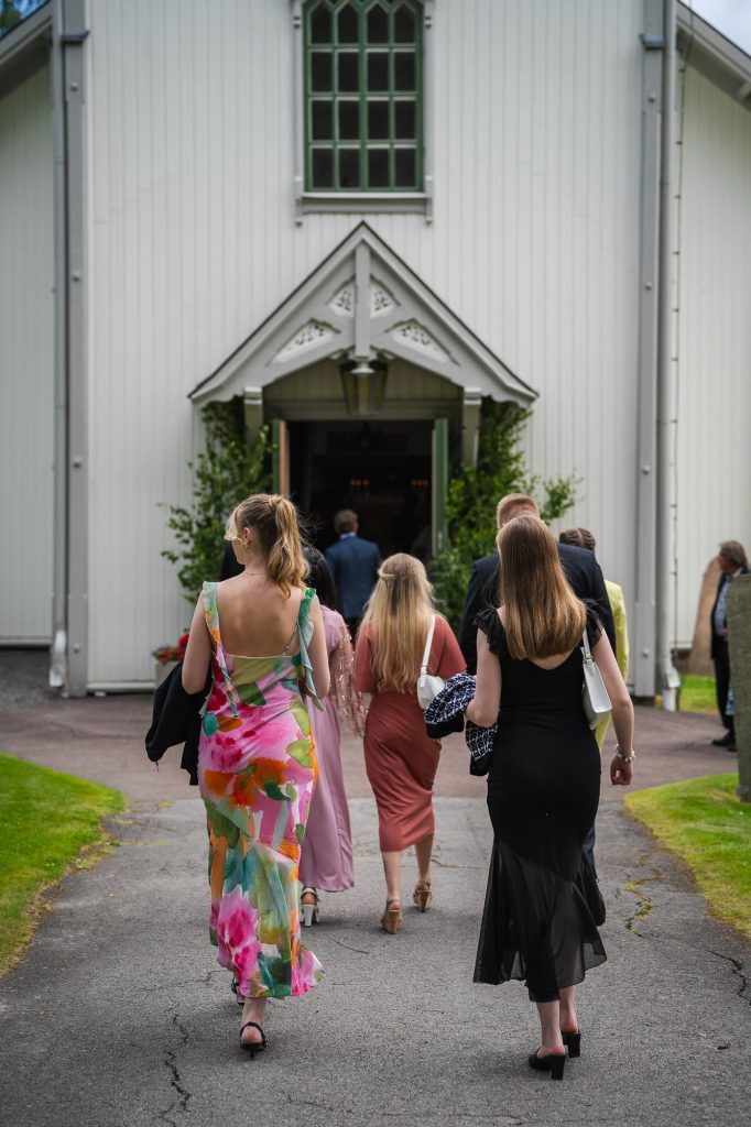 Bröllopsgäster går mot Skillingmarks kyrka för bröllop.