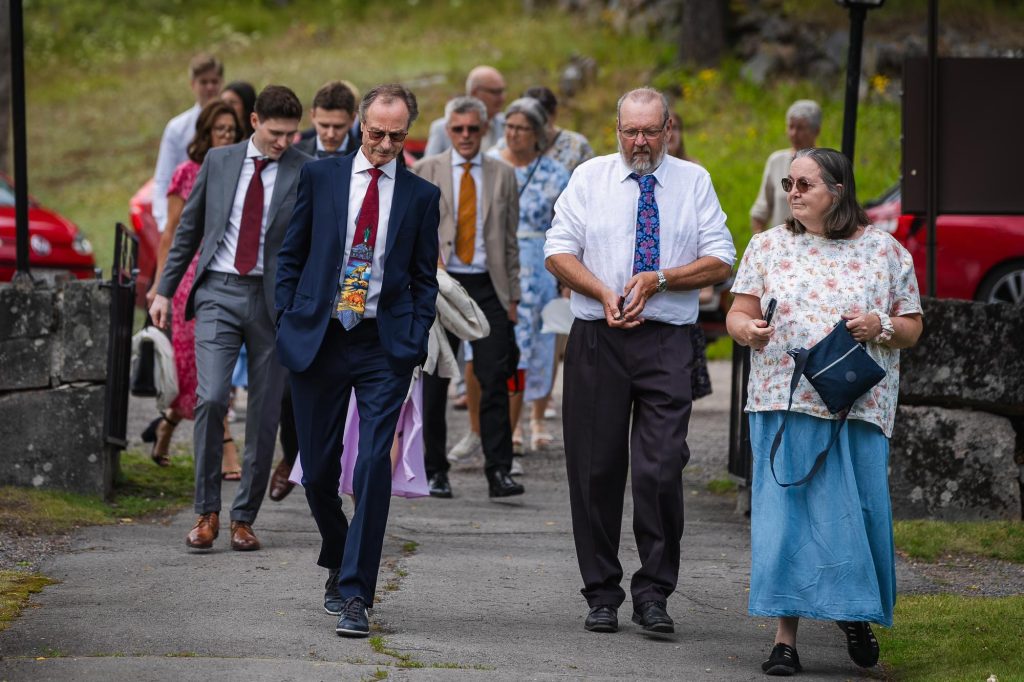 Bröllopsgäster går mot Skillingmarks kyrka för bröllop.