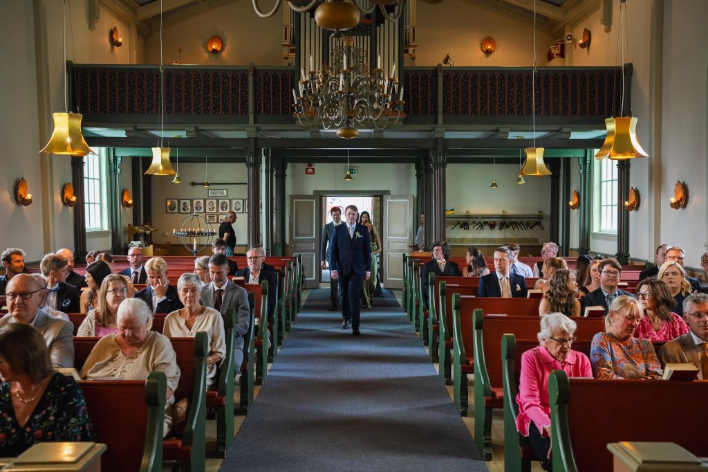 Brudgummen går mot altaret i Skillingmarks kyrka.