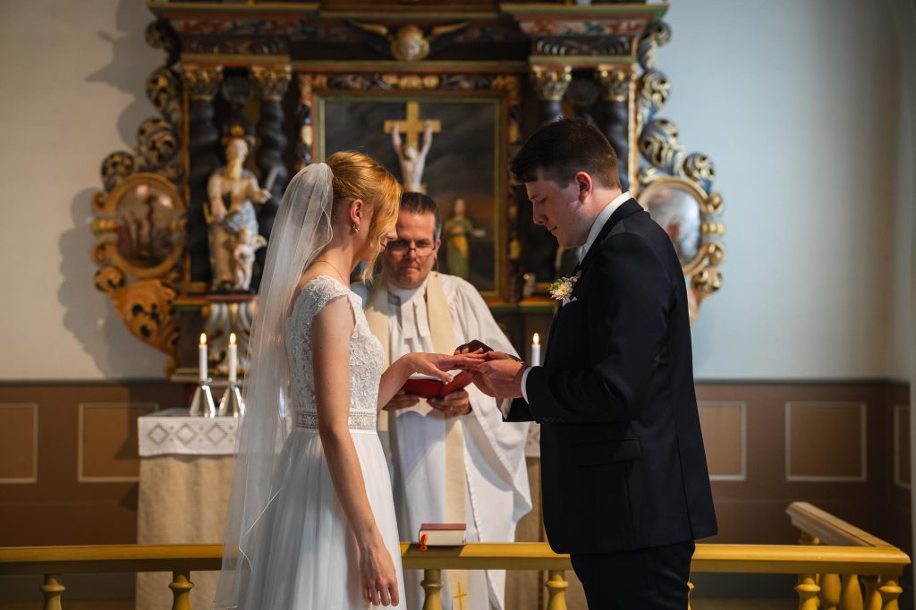 Brudgummen ger bruden vigselringen i Skillingmarks kyrka.
