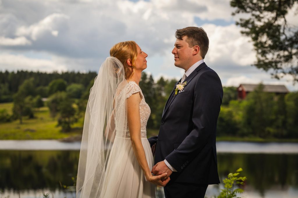 Porträtt av brudparet i naturen i Skillingfors.