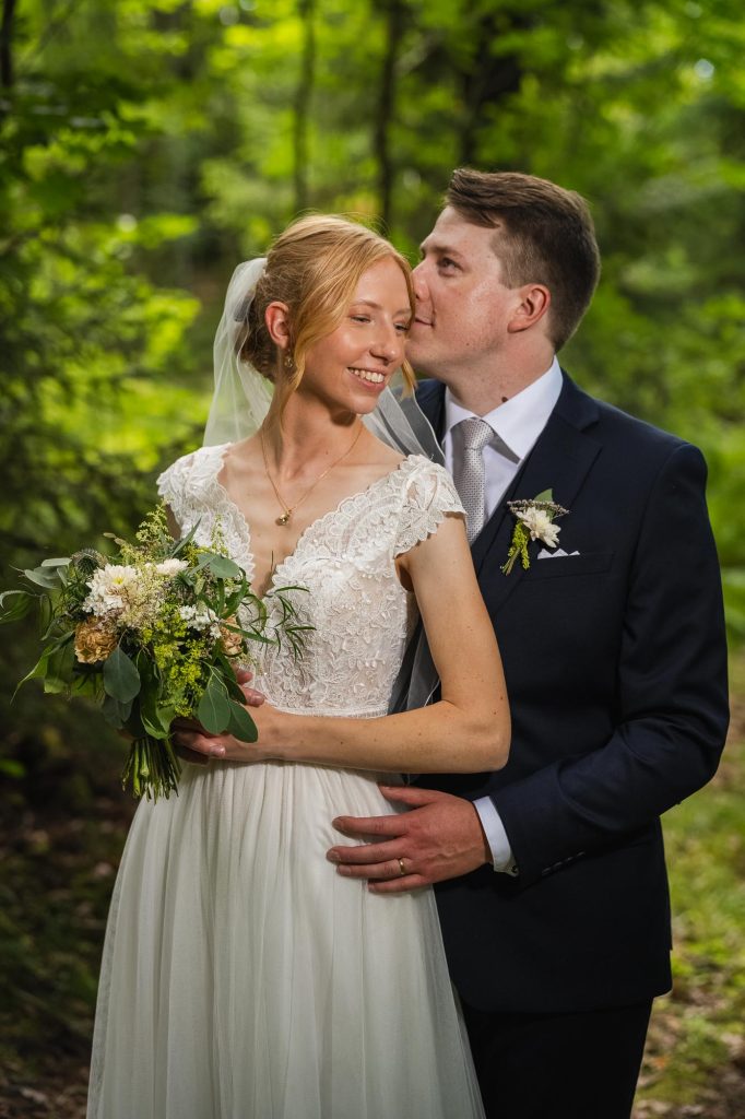 Porträtt av brudparet i naturen i Skillingfors.