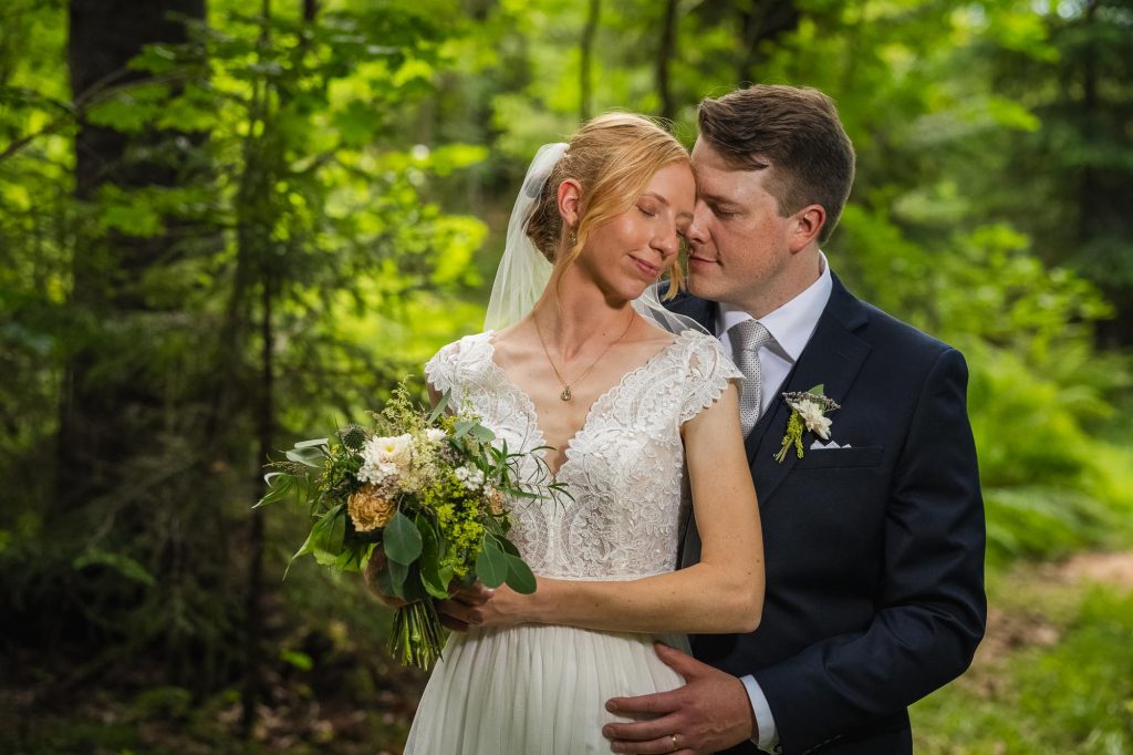 Porträtt av brudparet i naturen i Skillingfors.
