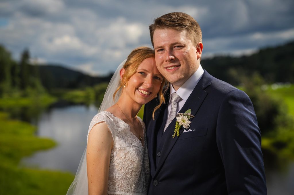 Porträtt av brudpar på bro i Skillingmark.