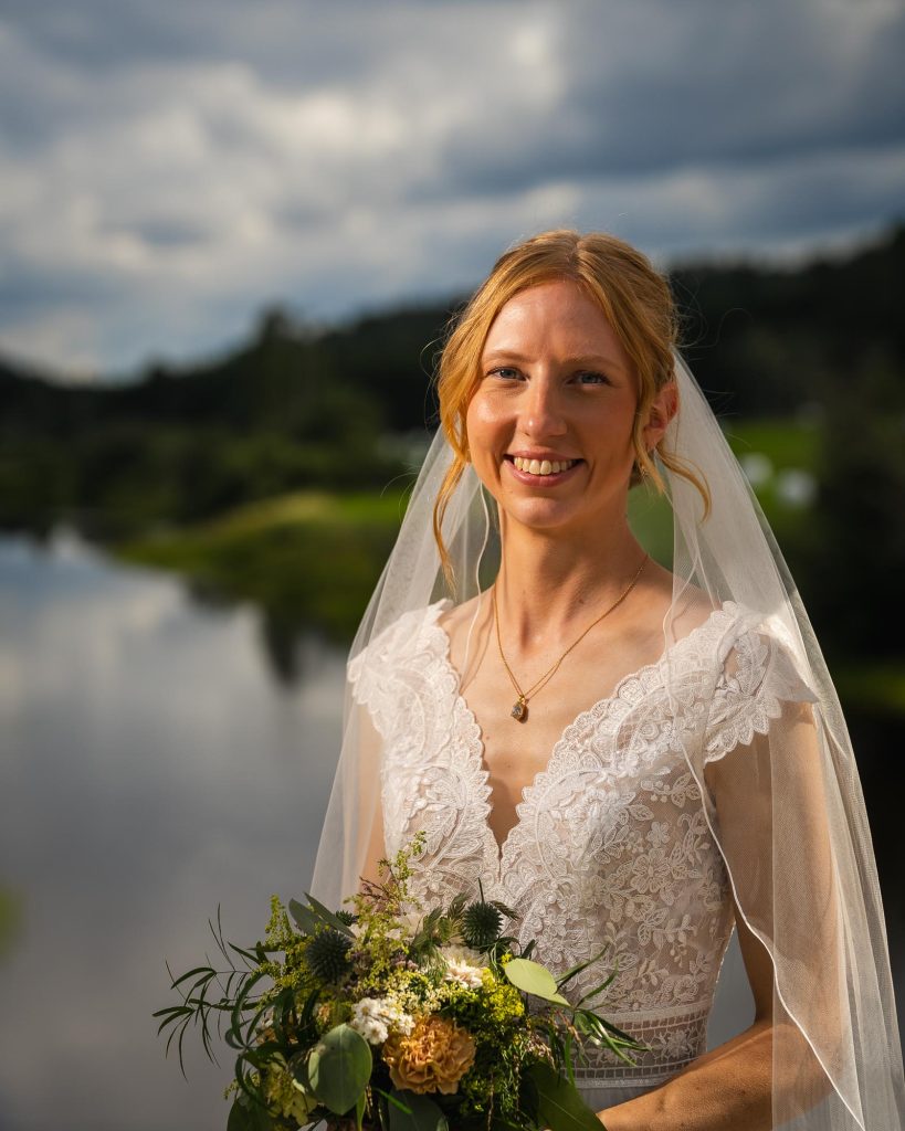 Porträtt av bruden på bro i Skillingmark.