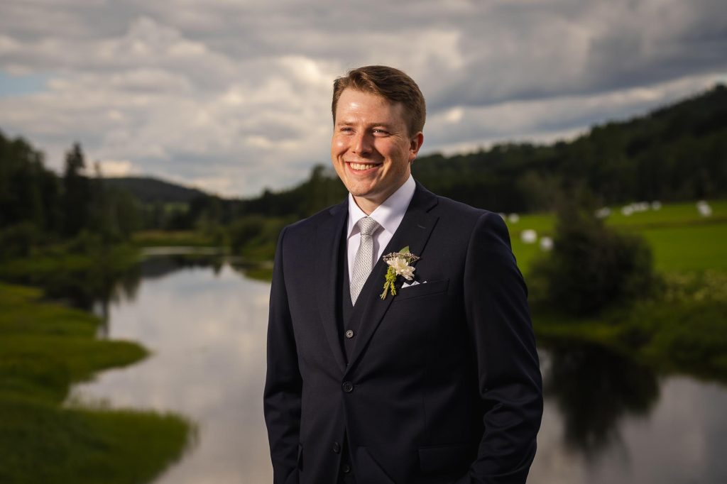 Porträtt av brudgummen på bro i Skillingmark.