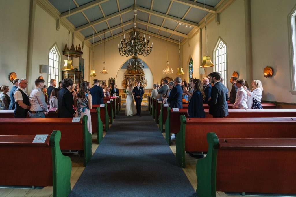 Det nygifta brudparet vandrar genom mittgången på väg ut från Skillingmarks kyrka.