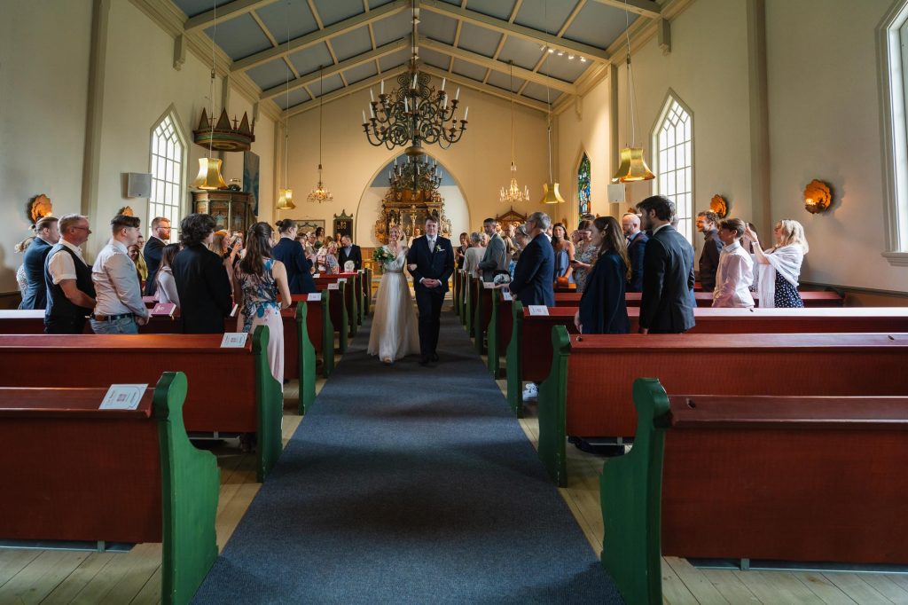Det nygifta brudparet vandrar genom mittgången på väg ut från Skillingmarks kyrka.