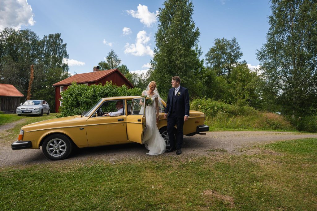 Brudparet anländer till bröllopsfesten på Skillingmarks hembygdsgård.