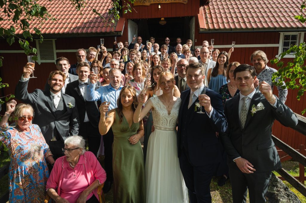 Stor gruppbild av bröllopsparet och bröllopsgästerna på Frammegården i Skillingfors.