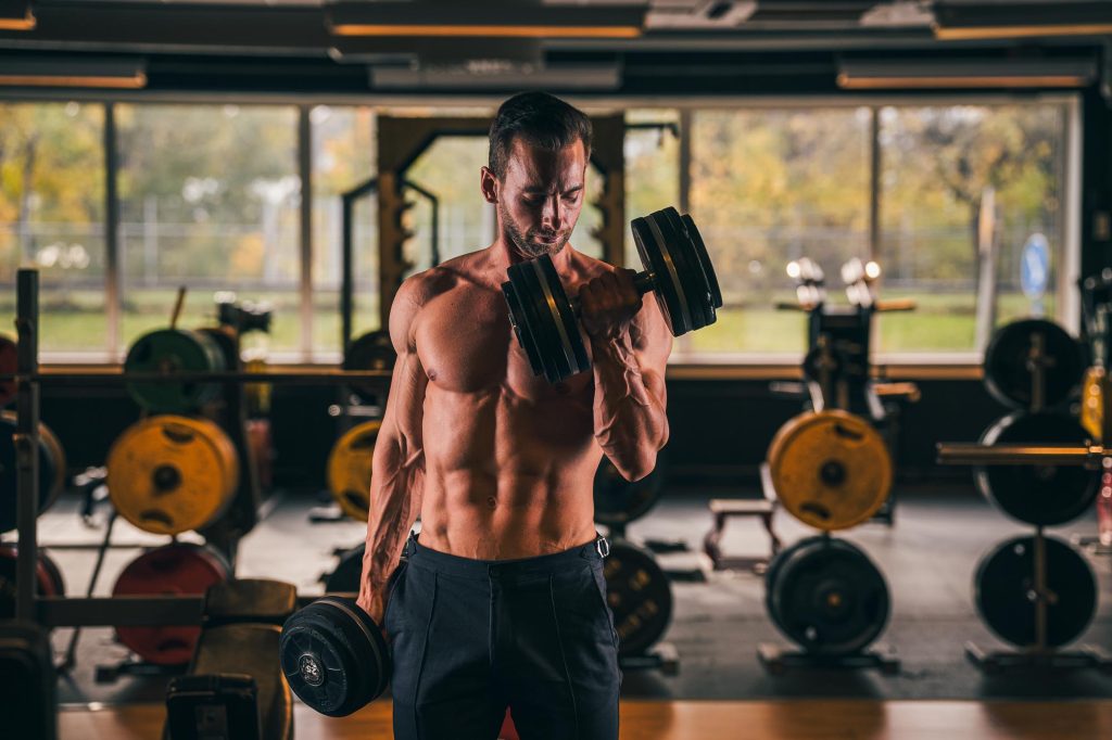 Man lyfter vikter på Bumblebee gym I Arvika.