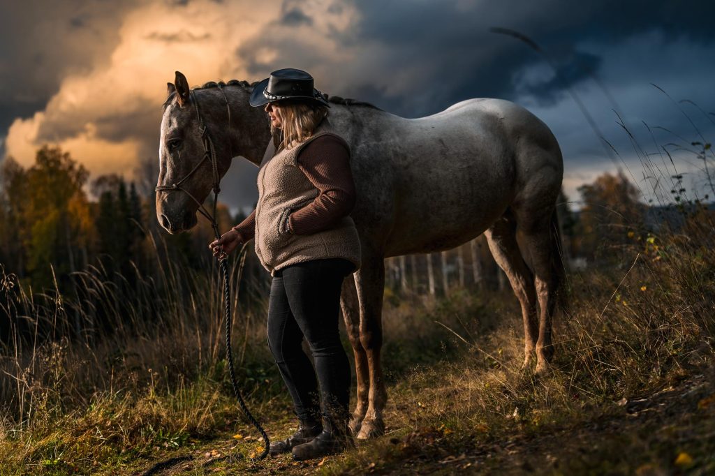 Ung kvinna med häst i solnedgång i Rackstad Arvika.