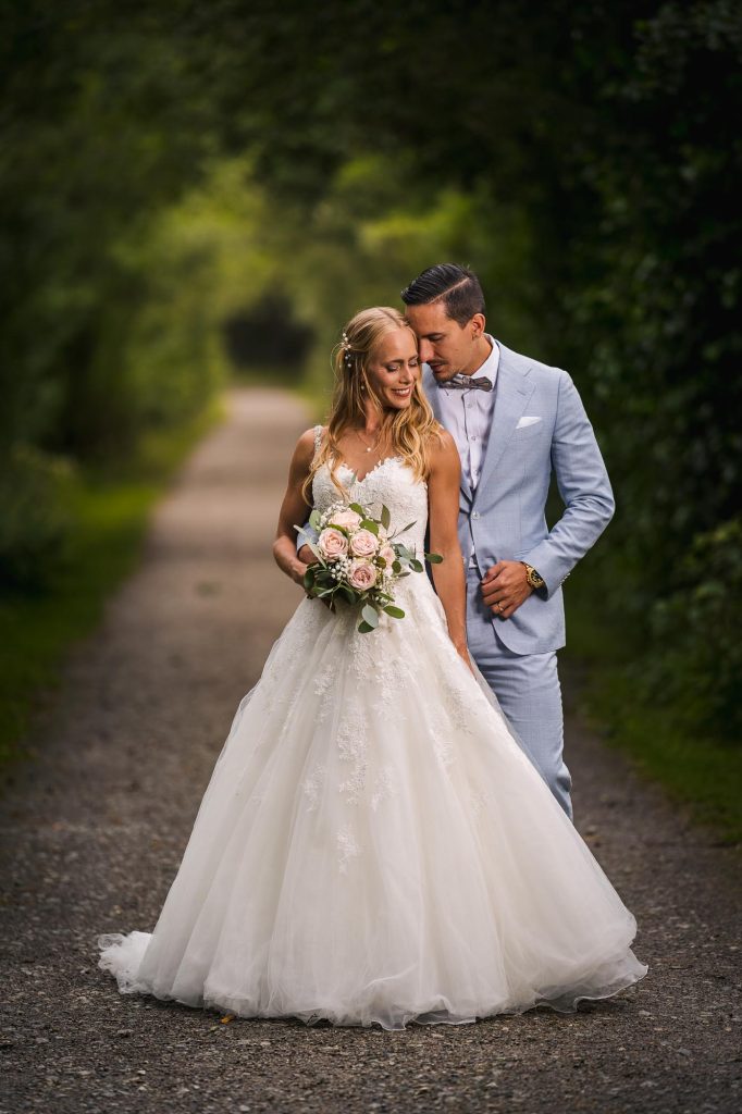 Porträtt av brudpar i allén på Viksholmen i Arvika, Värmland