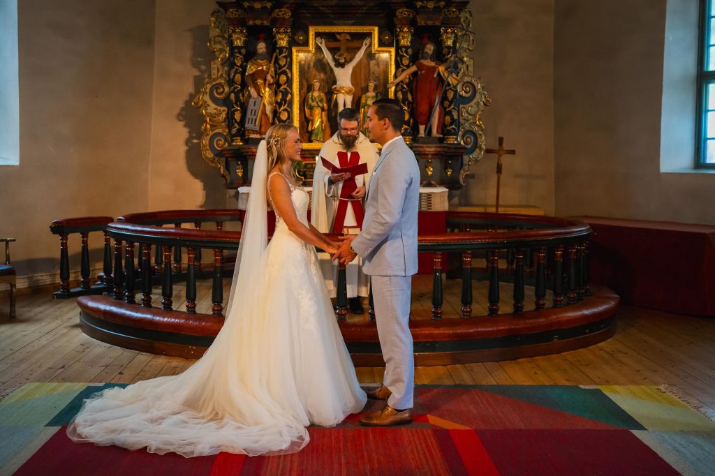 Brudparet ger varandra sina vigsellöften i Mikaelikrykan i Arvika.