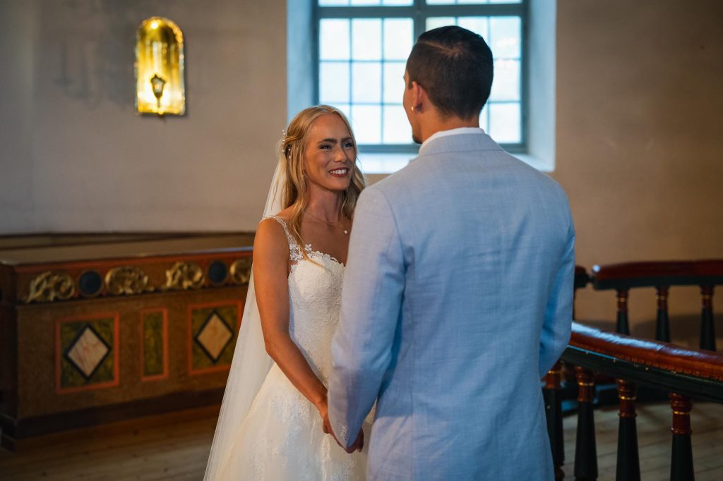 Brudparet ger varandra sina vigsellöften i Mikaelikrykan i Arvika.