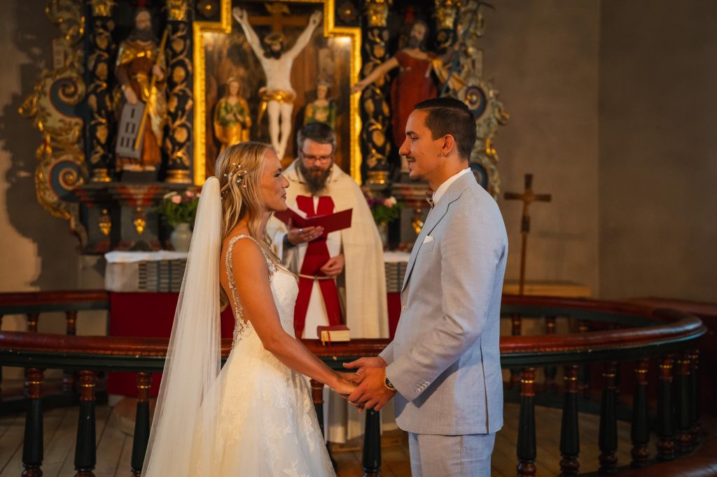 Brudparet ger varandra sina vigsellöften i Mikaelikrykan i Arvika.