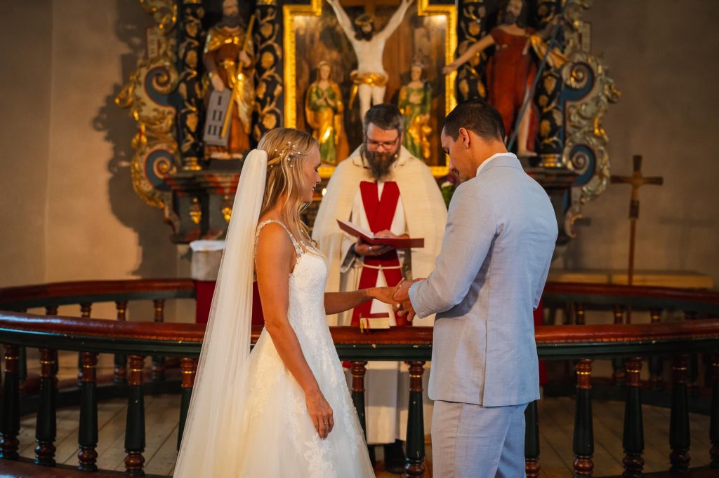 Brudgummen ger bruden vigselringen i Mikaelikyrkan i Arvika.