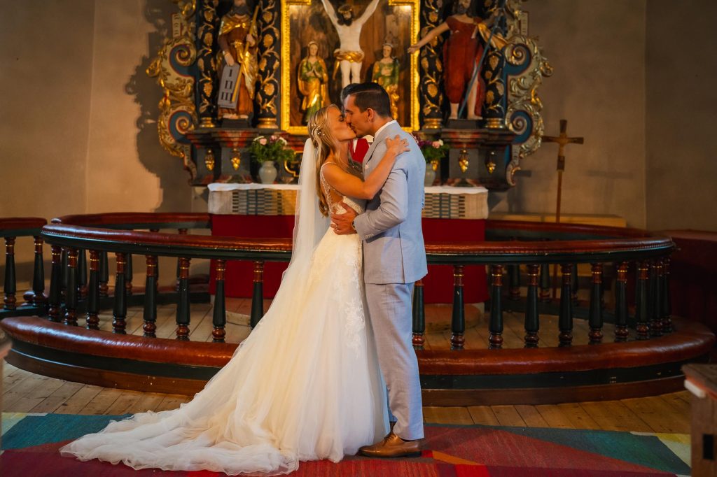 Brudparet kysser varandra i Mikaelikyrkan i Arvika.