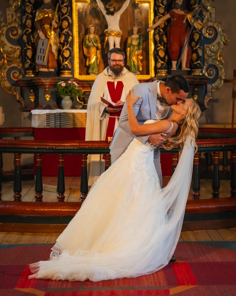 Brudparet kysser varandra i Mikaelikyrkan i Arvika.
