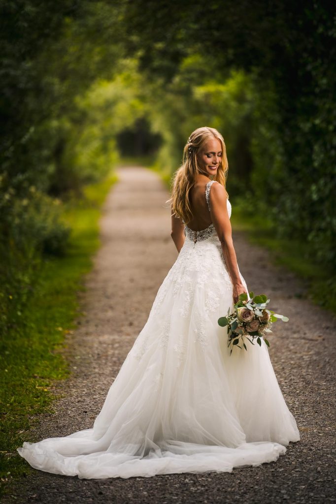 Bröllopsporträtt av brudpen i allén på Viksholmen i Arvika.