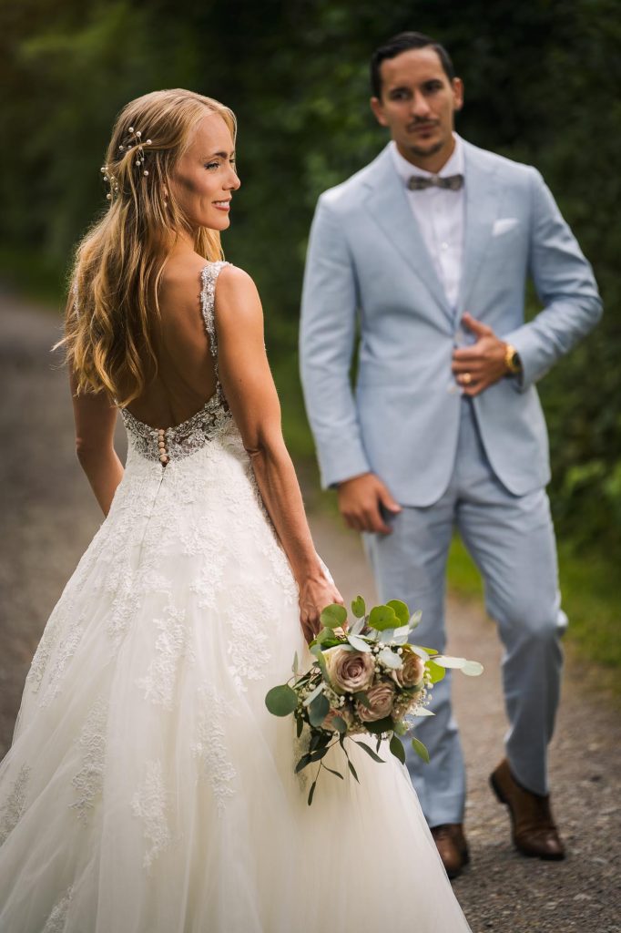 Bröllopsporträtt av brudparet i allén på Viksholmen i Arvika.