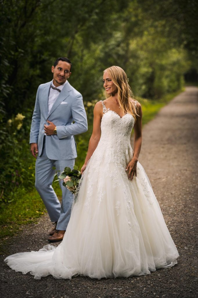 Bröllopsporträtt av brudparet i allén på Viksholmen i Arvika.