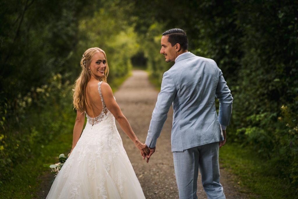 Bröllopsporträtt av brudparet i allén på Viksholmen i Arvika.