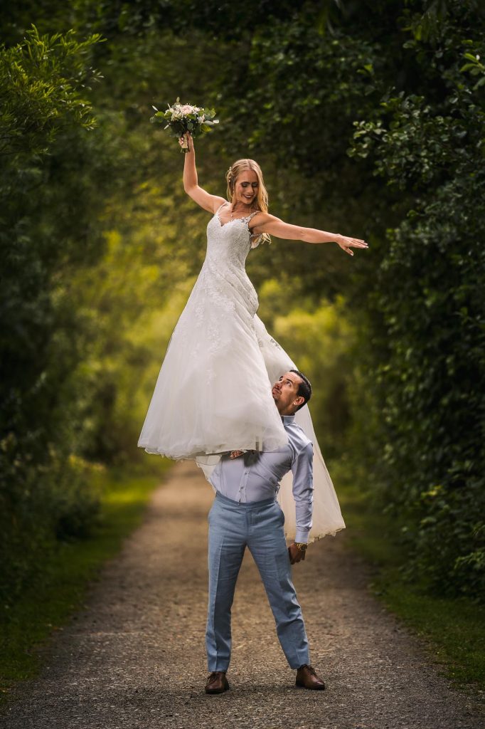 Bröllopsporträtt av brudparet i allén på Viksholmen i Arvika.