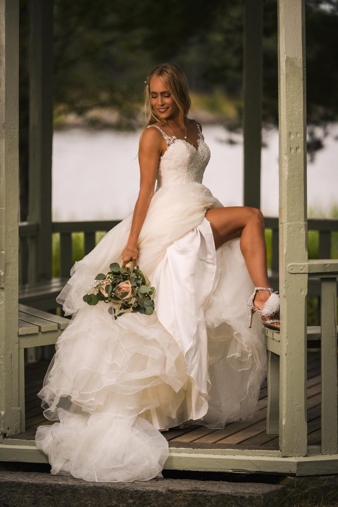 Bröllopsporträtt av bruden i kärlekskupan på Sågudden i Arvika.