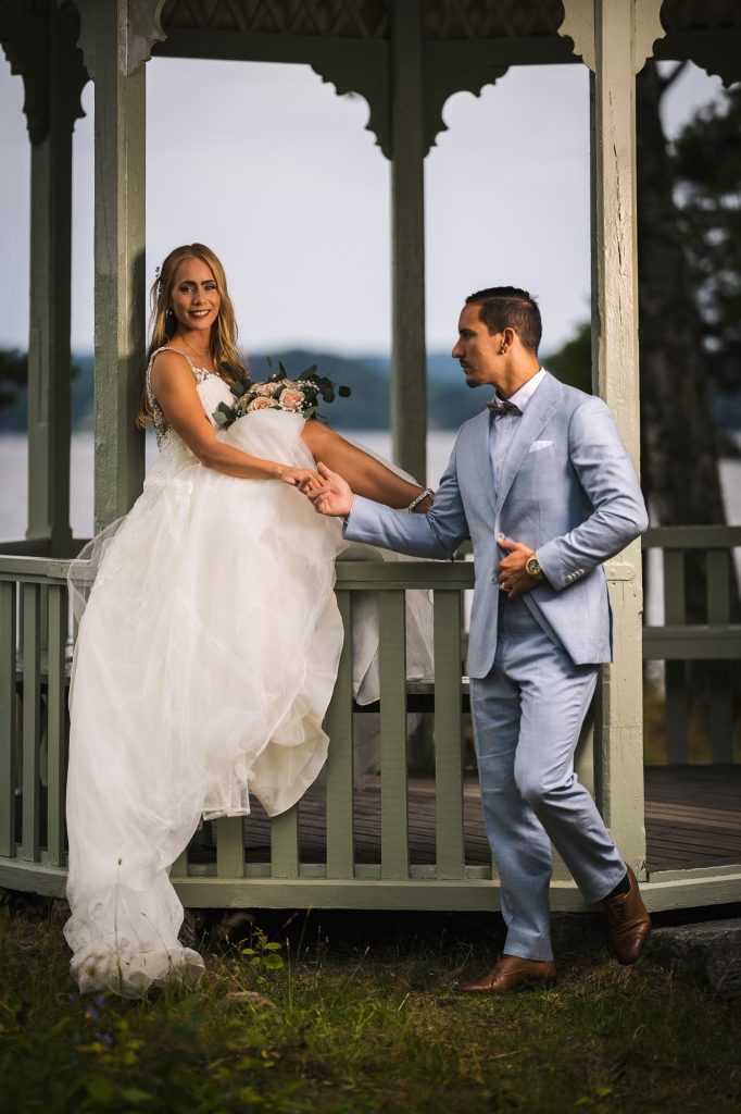 Bröllopsporträtt av brudparet vid kärlekskupan på Sågudden i Arvika.