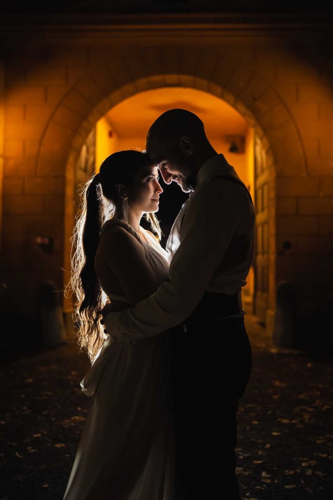 Porträtt av brudpar på natten.