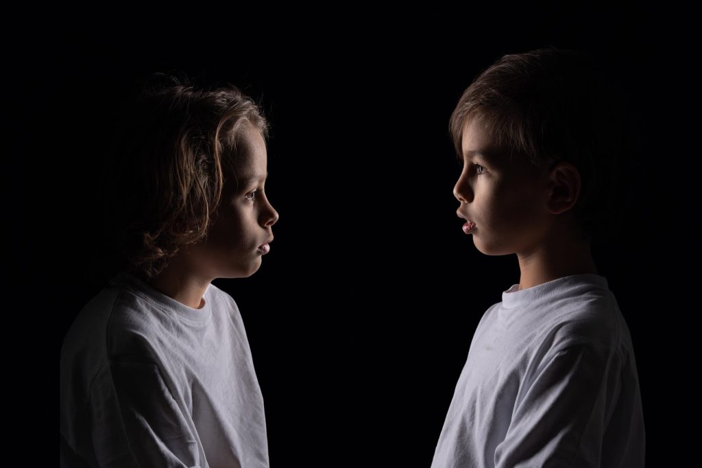 Porträtt av två bröder i studio Arvika.