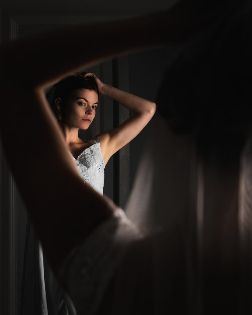 Porträtt av brud under förberedelserna.