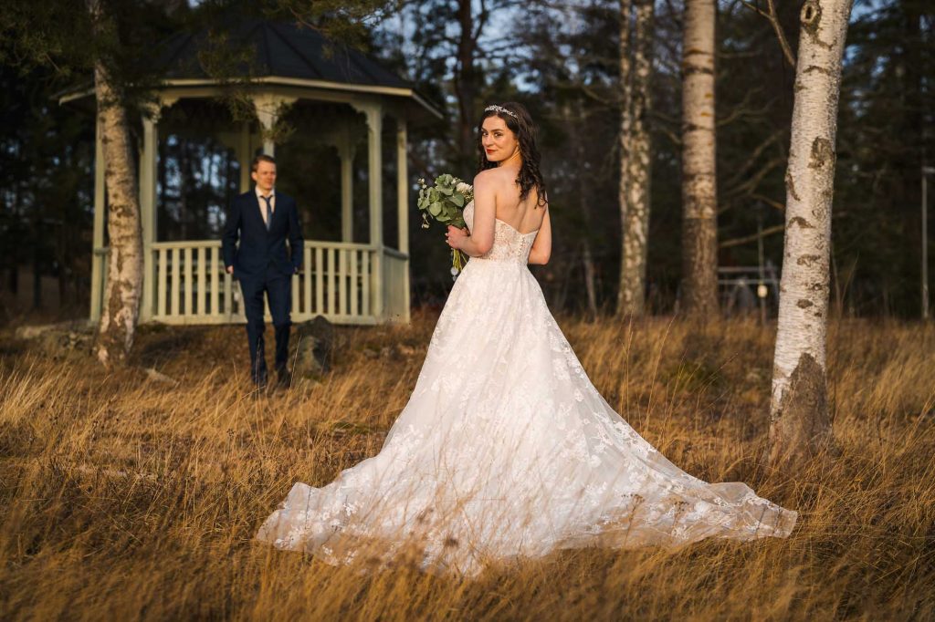 Porträtt av brud och brudgum vid kärlekskupan på Sågudden.