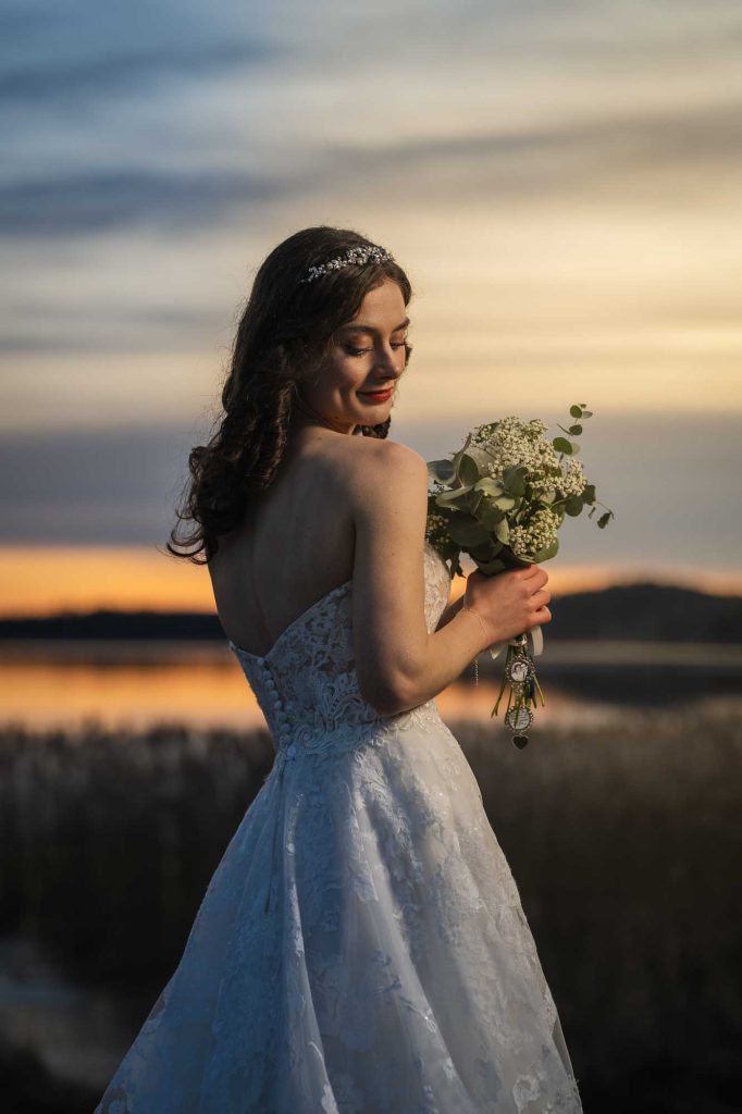Porträtt av brud under solnedgången vid Mikaelikyrkan i Arvika.