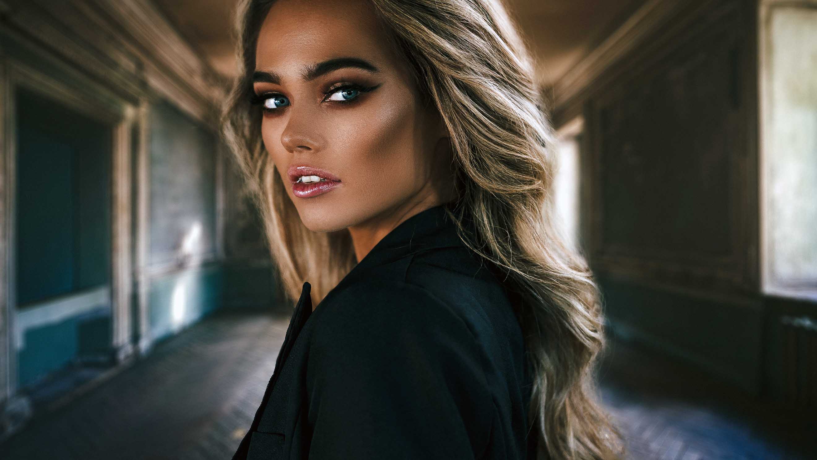 Porträtt av ung kvinna i ett gammalt övergivet rum.