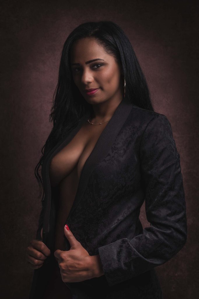 Ung mörkhyad kvinna utan bh i kavaj.