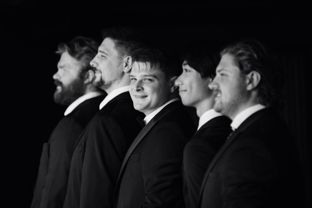 Gruppbild av brudgum med vänner och best man.