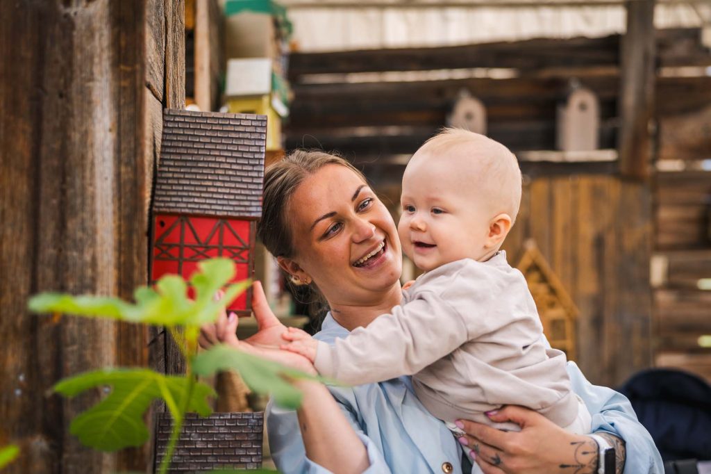 Bild av kund med barn som tittar på blommor på Högvalta handelsträdgård.