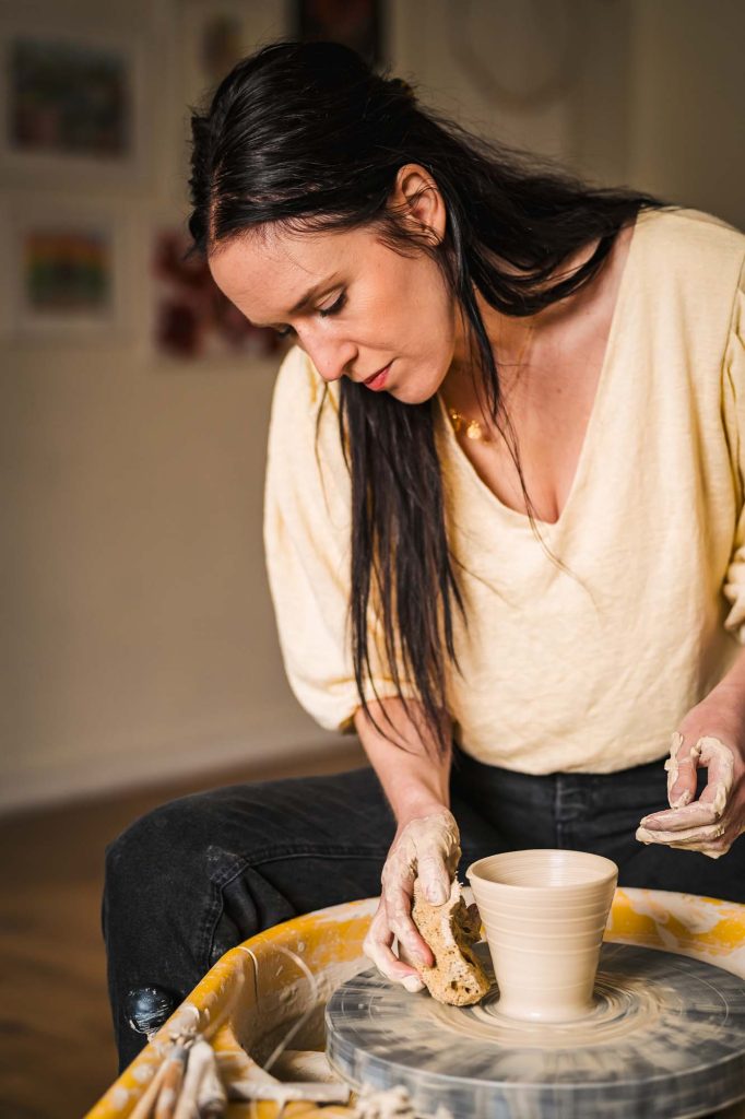 Stilstudie av Julia när hon drejar en kopp på Julias hörna i Jössefors Folkets hus.