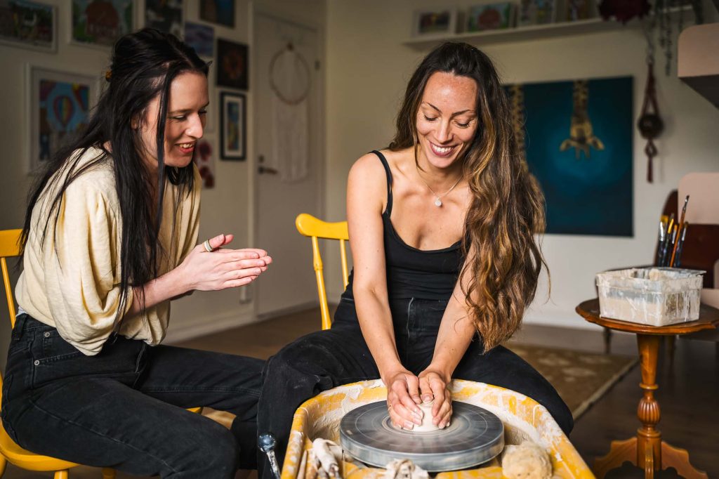 Julia lär sin vän att dreja en kopp på Julias hörna i Jössefors Folkets hus.